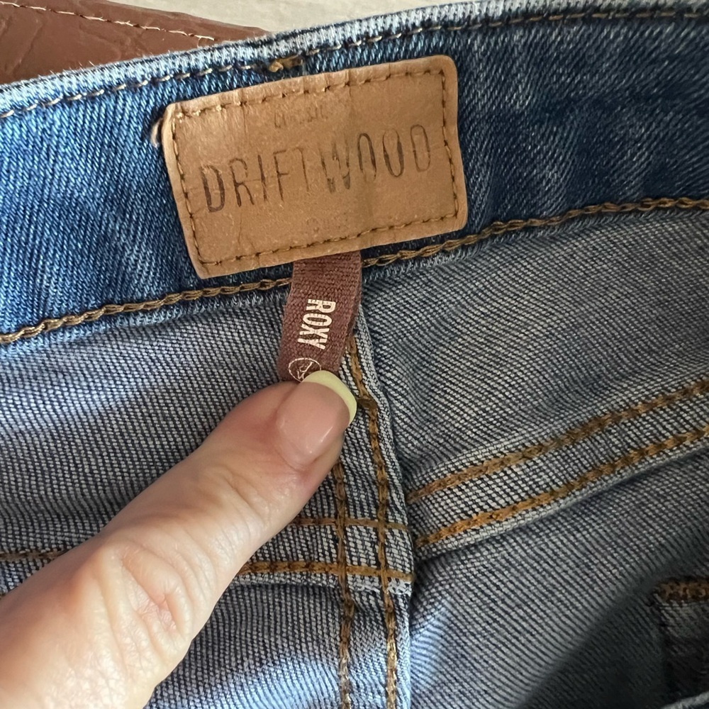 Driftwood Roxy cropped jean. Raw hem. Light blue denim. EUC. Size 30. - Picture 9 of 11